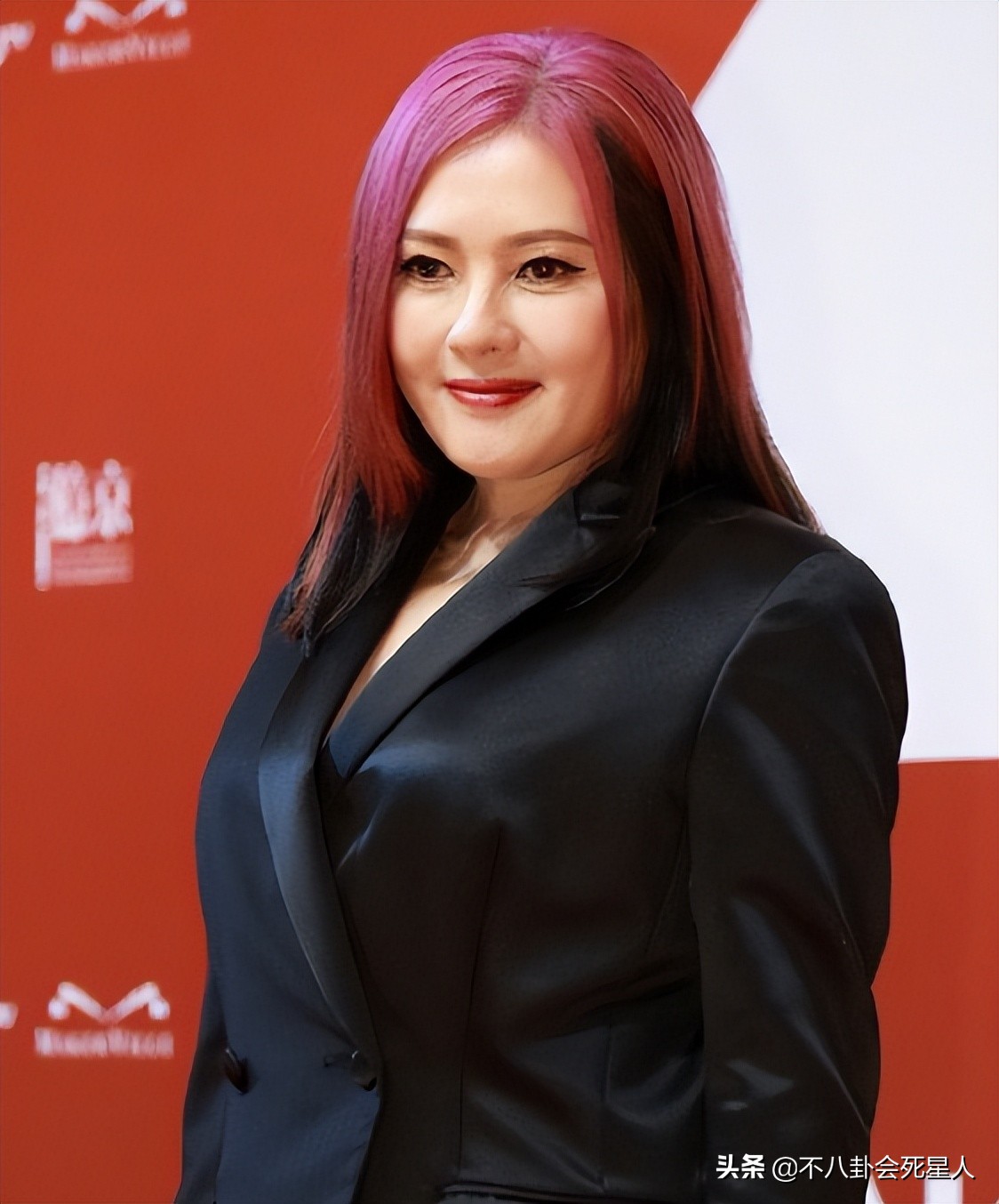 7月最土的三大红毯！鸡毛装、披床单、野猪造型，土得我笑出猪叫