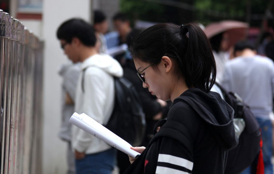 公务员政审有新规，部分学生或被限制通过，笔试成绩好也无济于事