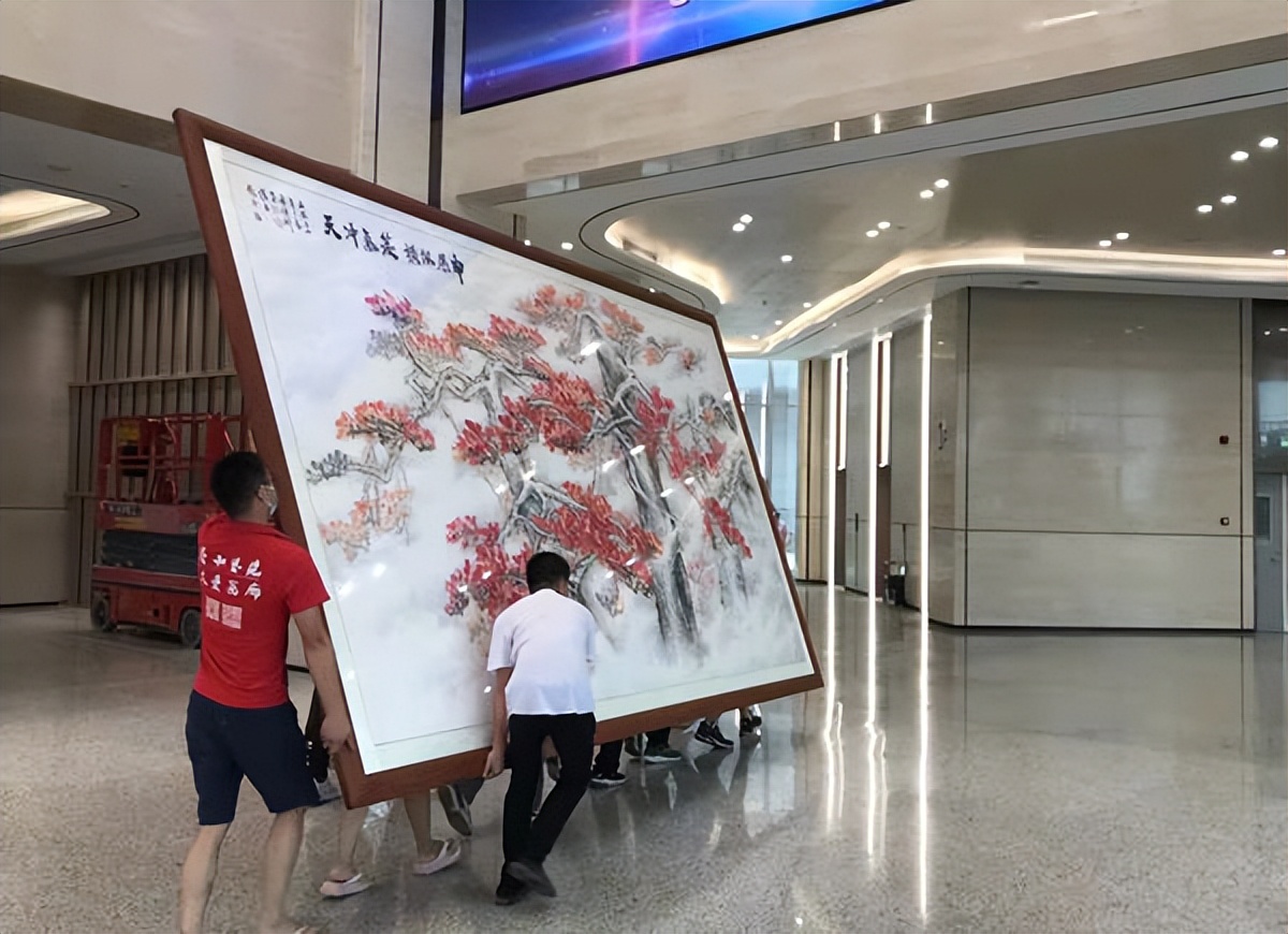 畫家梁漢釗創(chuàng)作巨幅紅棉圖
