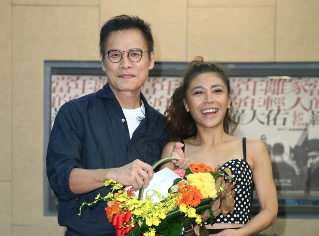 当时很多网友都很看好艾怡良,认为她的实力完全不输陈冰,奈何当年那英