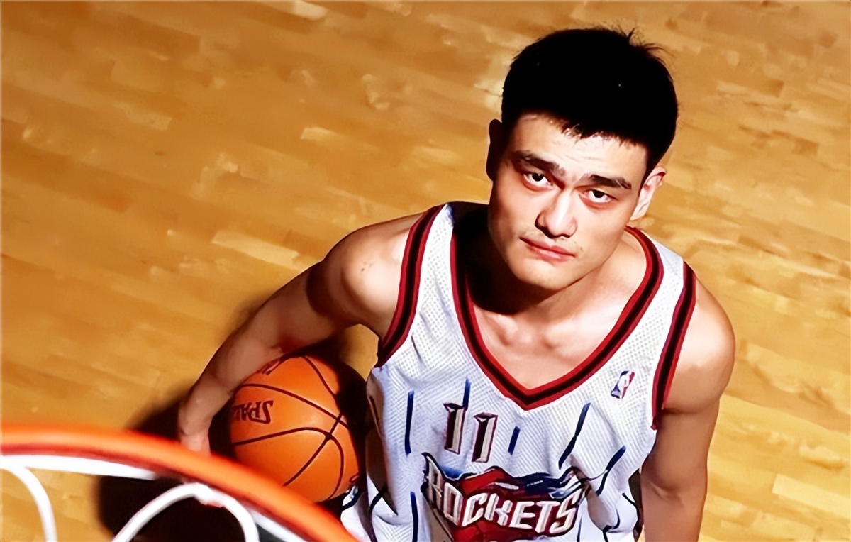 姚明与妻子叶莉现状:41岁叶莉年轻似少女,12岁女儿身高1米8