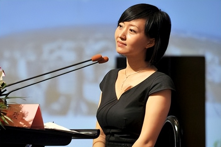 柴静：16岁上大学，23岁进央视，被迫辞职的她做错了什么？