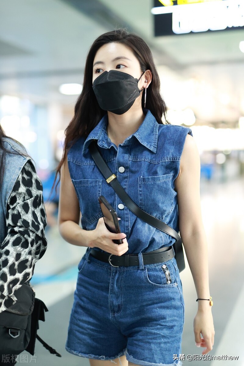 街拍：孙芮无袖牛仔连身裤+绑带马丁靴率性酷感