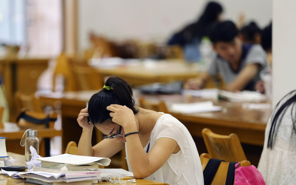 00后大学生在家啃老,家长还满心欢喜