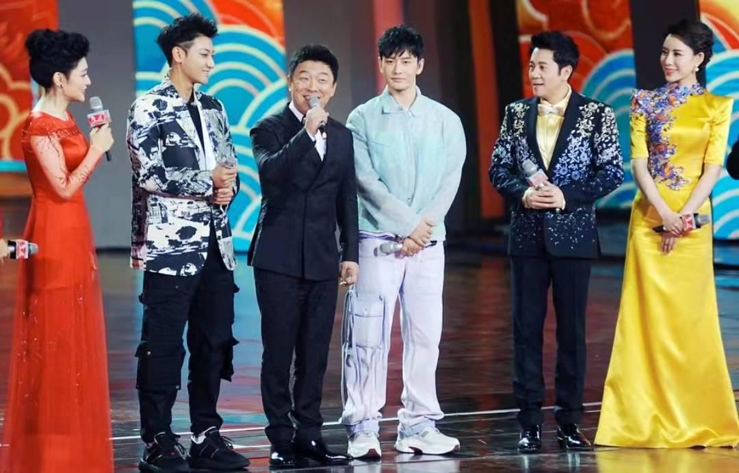 《上海滩》时看起来差不多高,可后来黄海波出事后,官方给出的身高是