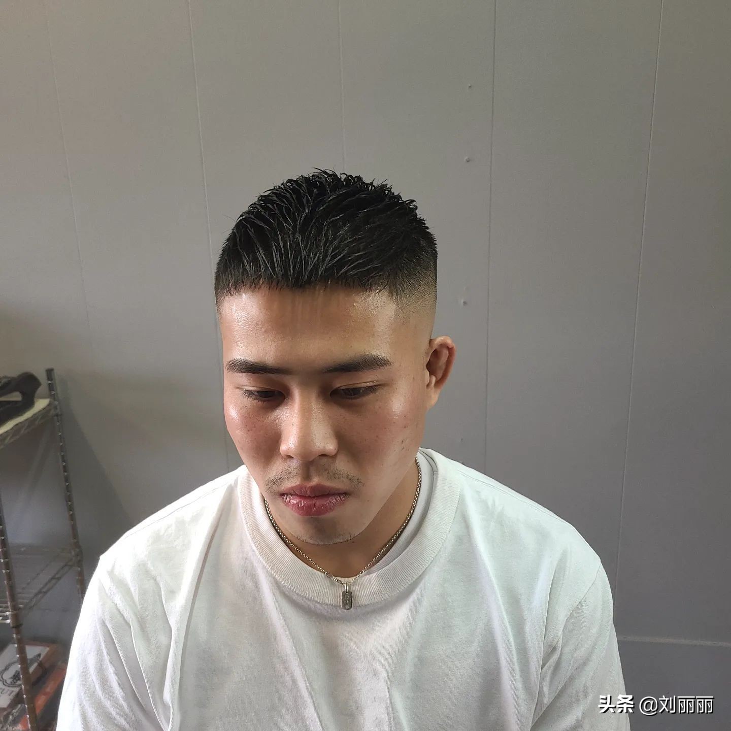 短飞机头发型图片男(飞机头烫发) - 赤虎壹号