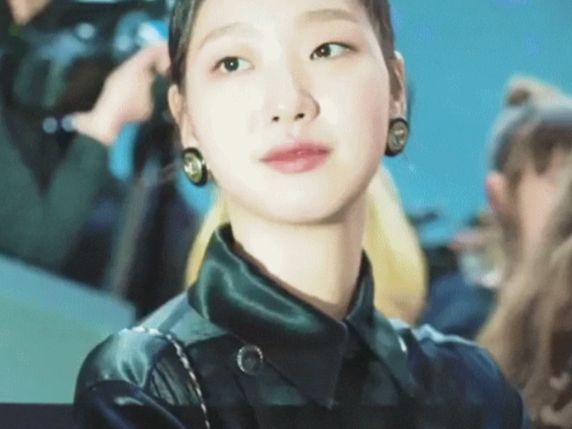 她的中文水平达10级，凭借“尺度片”得到认可，不惜为戏增重8斤