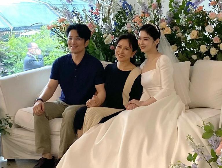 张娜拉婚礼现场和孙艺珍差不多：婚纱照首次曝光，新娘子现场跳舞