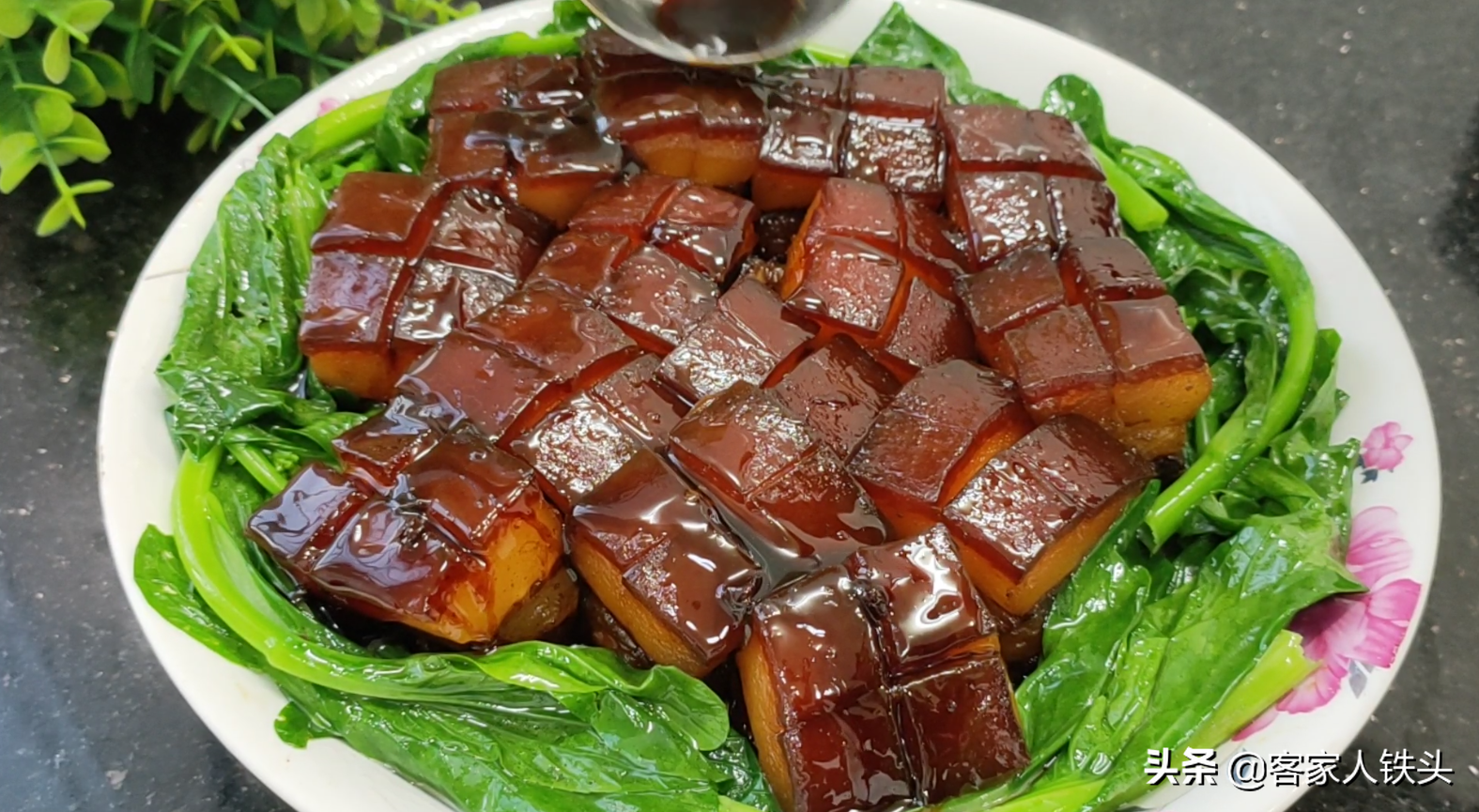 2斤五花肉，垫个竹网放入锅中，出锅软糯好吃又好看，做法很简单