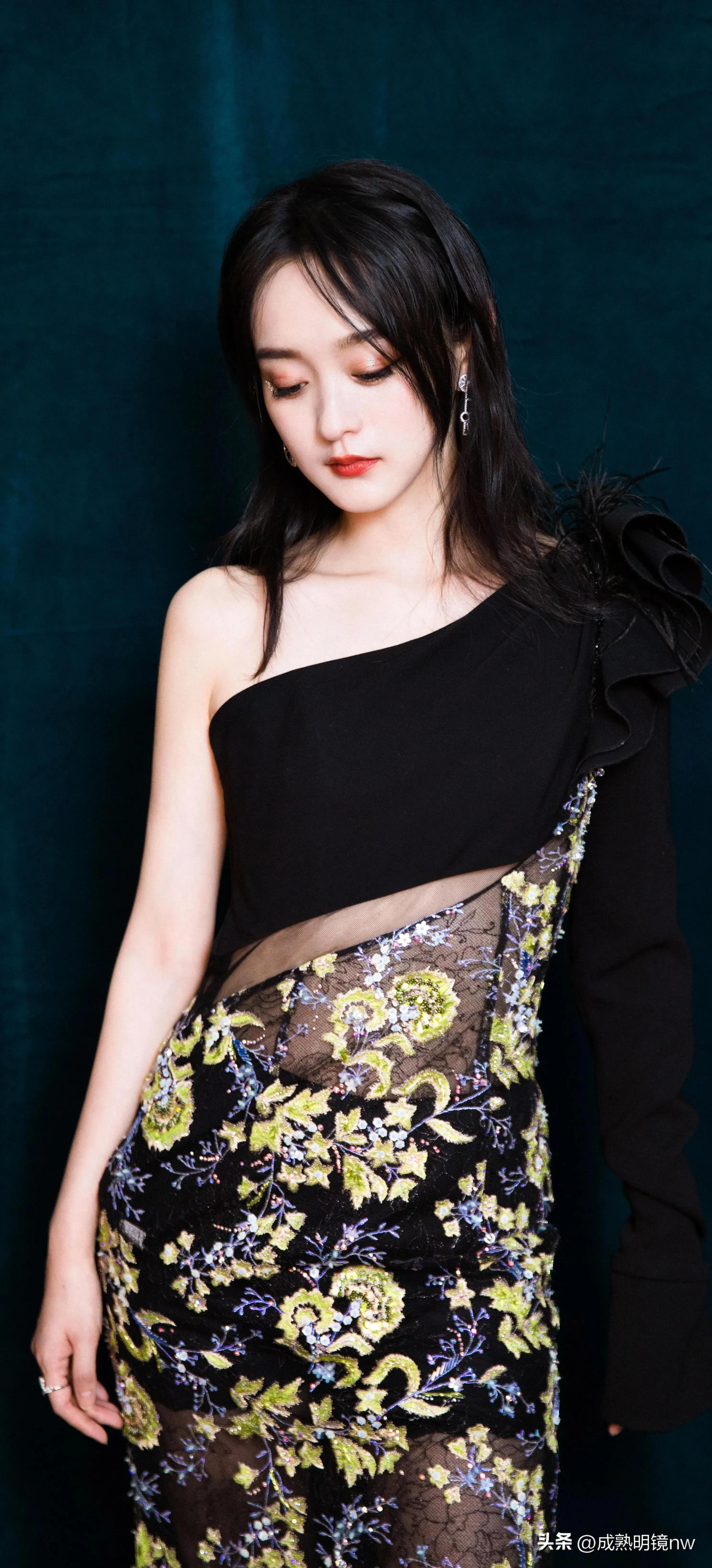 青春靓丽,时尚迷人,甜美可爱的何泓姗,美丽写真照