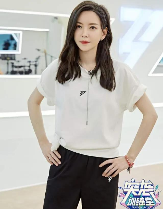 红得快，沉得也快，这8位“风光不再”的明星，如今有人露了原形