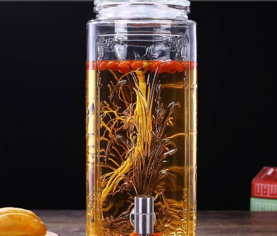 8条毒蛇泡酒22年,喝了一杯后中毒,为啥这么毒?