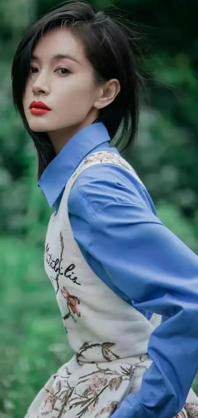 王子文气质迷人