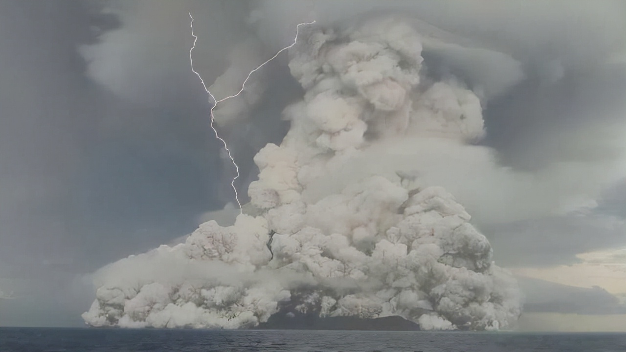 汤加火山爆发堪比1000颗核弹，日本23万人避难，对中国有何影响