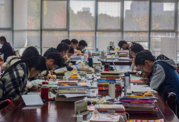 2022届研究生迎来坏消息，部分高校学费上调，读研之路举步维艰