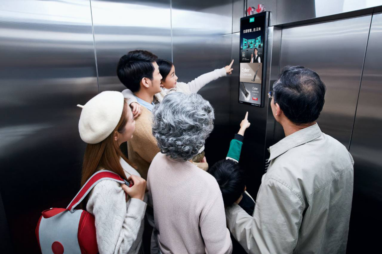 春节期间霸屏新潮电梯广告，云米cyber洗地机掀起智能清洁革命