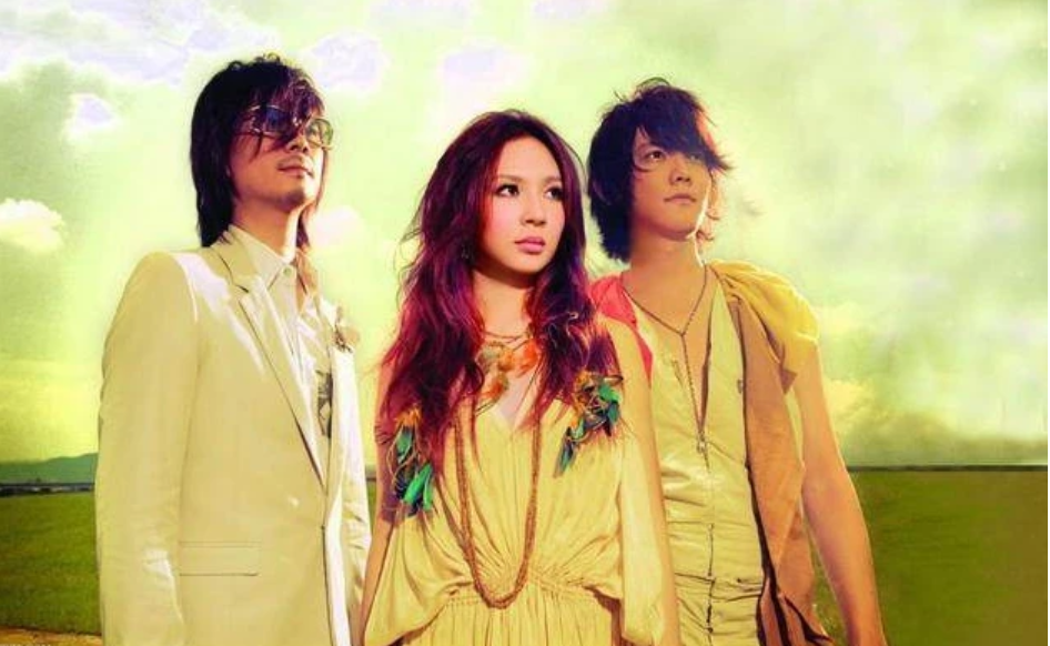 挤走主唱，替身被吐槽后又后悔，糊掉的飞儿乐队真该学学凤凰传奇