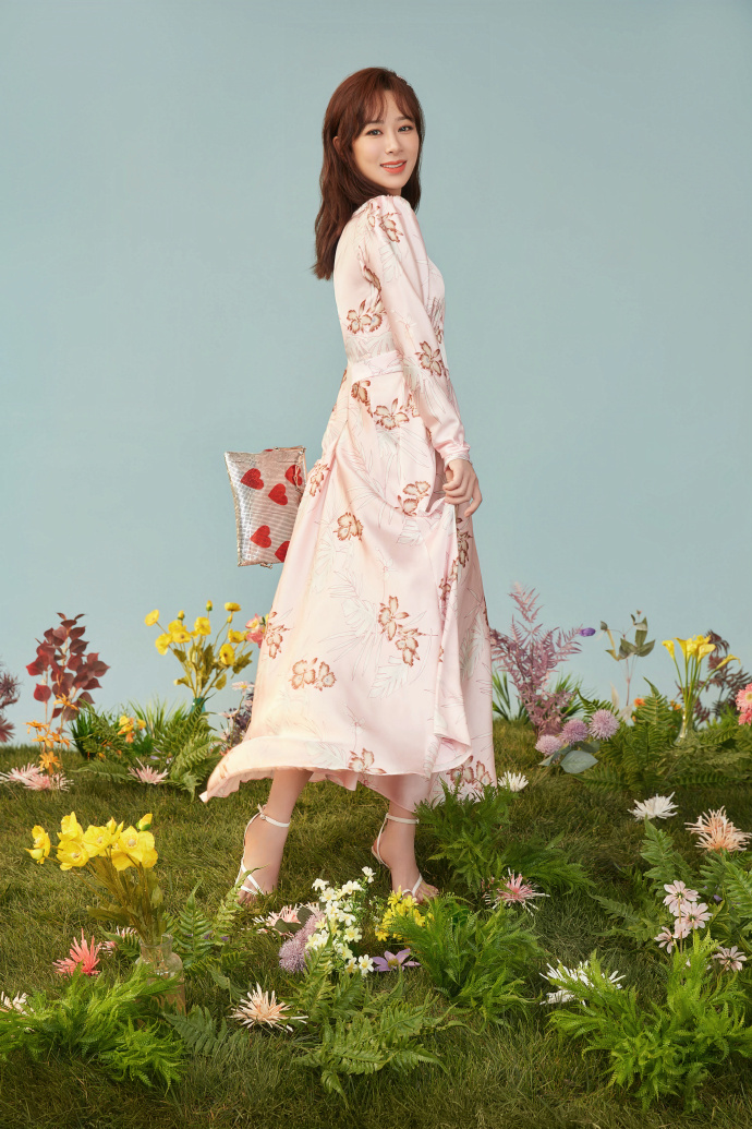 杨紫穿长裙展示夏日丽人