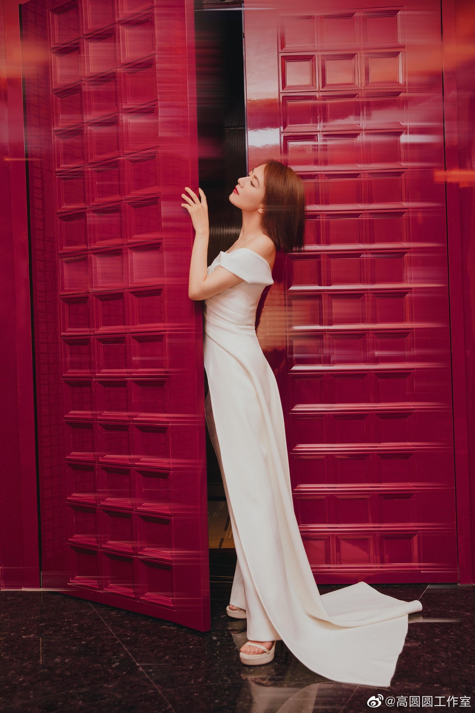 高圆圆穿白色连衣裙小露香肩迷人