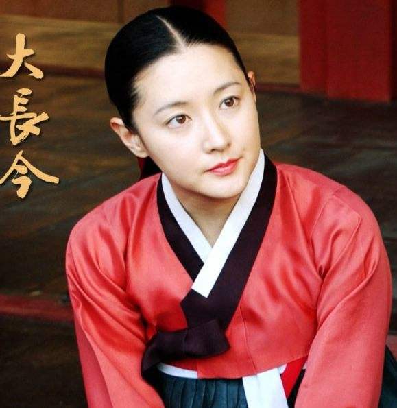 当时，韩国电视剧里的女性都长得很高，宋慧乔蔡琳也很有光泽，大长现在更是全员都是美女。
