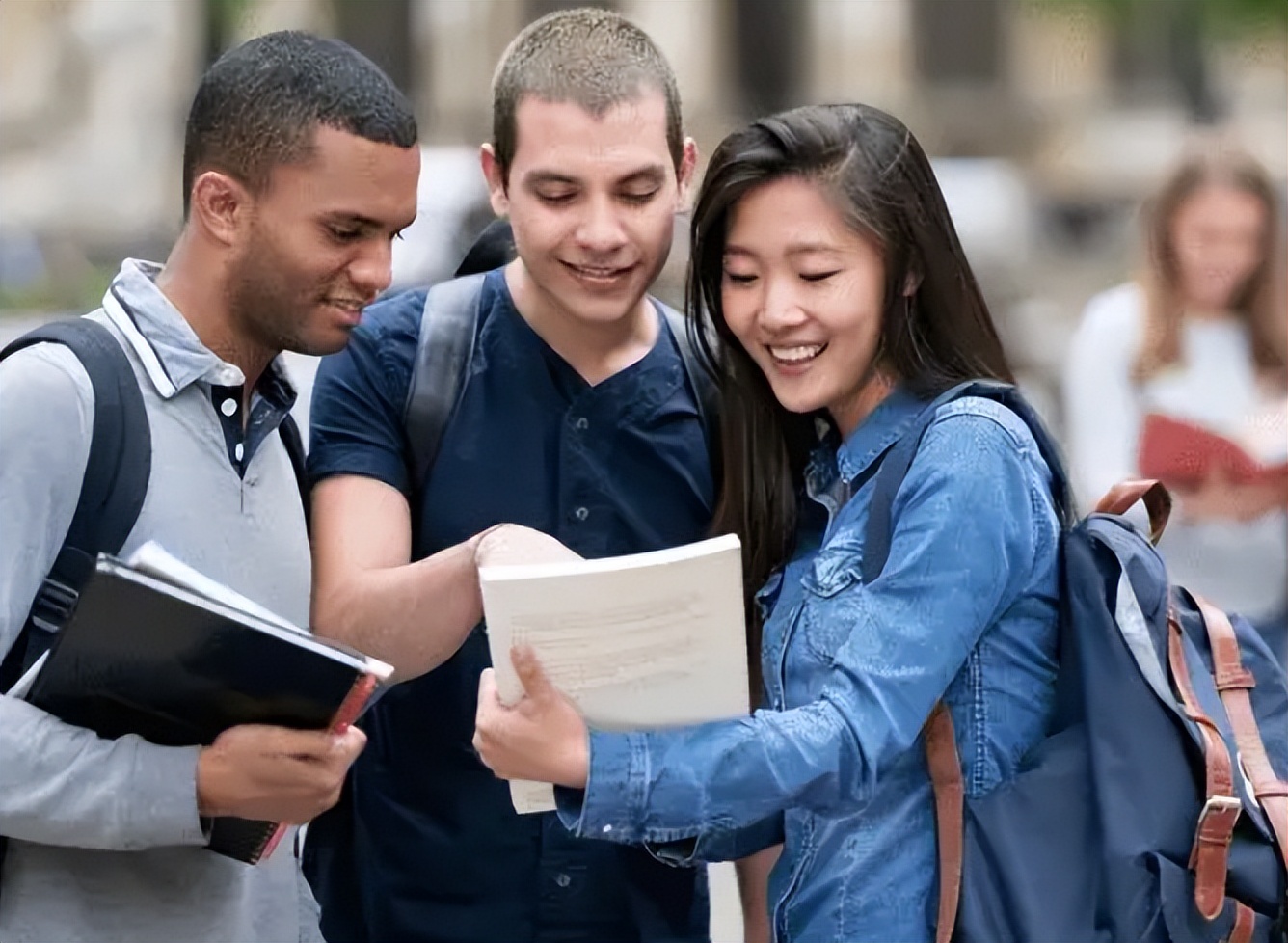师范大学女生为留学生庆生，“特殊时期”引人质疑，校方回应来了