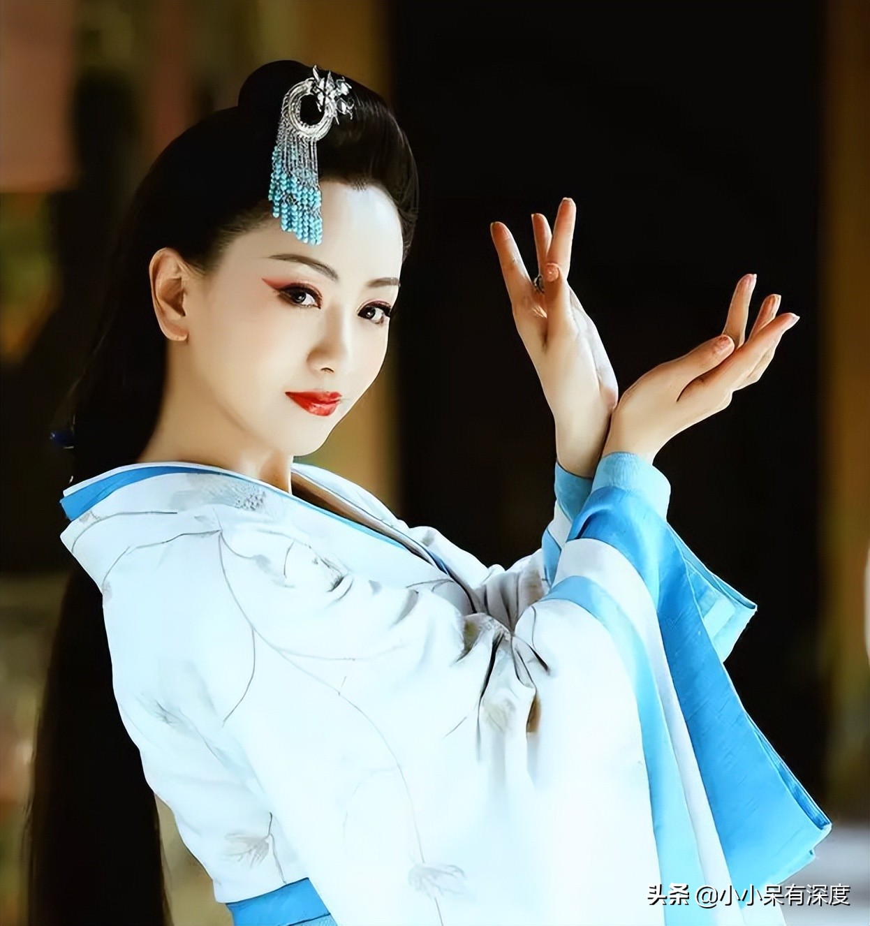 在该剧中,一身黄衣古装的杨蓉,美得如同一道亮丽的风景线.
