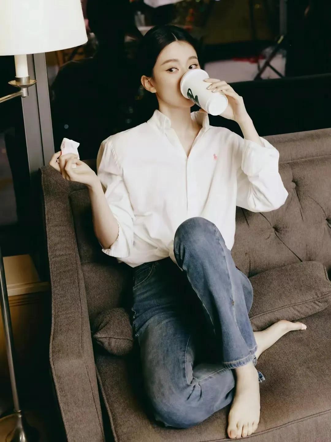 乔欣白衬衫牛仔裤的慵懒随意穿搭