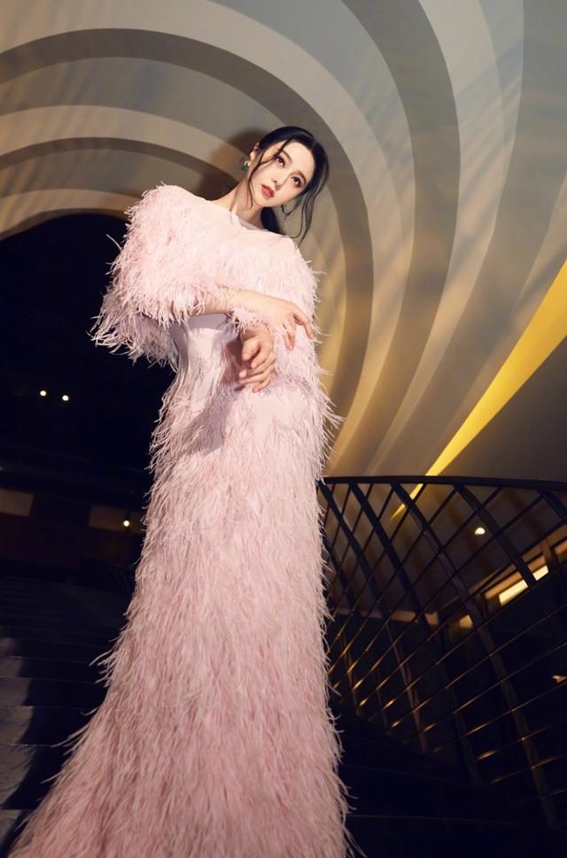 范冰冰久违再露面,穿粉色羽毛裙美若天仙,40岁状态仍在巅峰