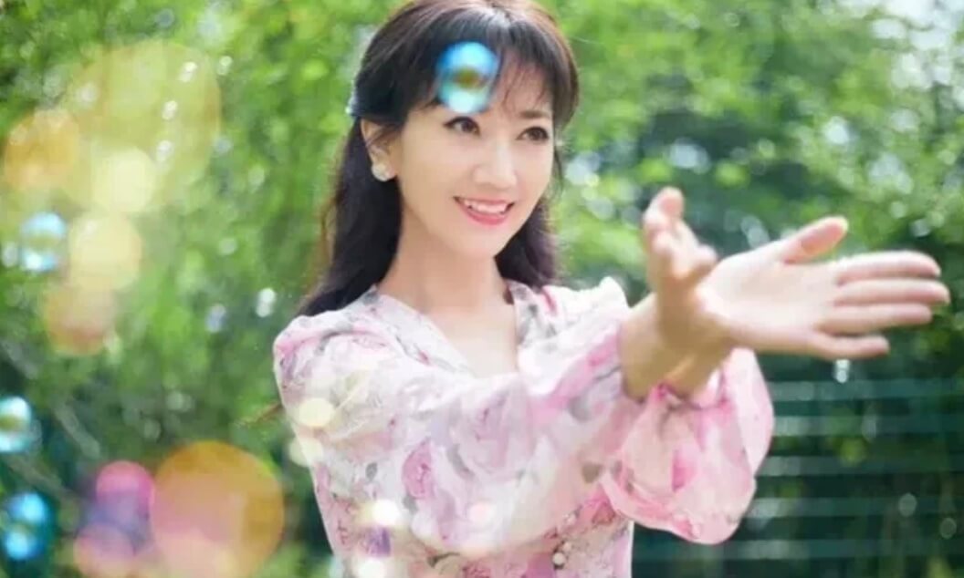 赵雅芝晒照被评修图过度，网友：年轻女星也会修图，那是她的自由