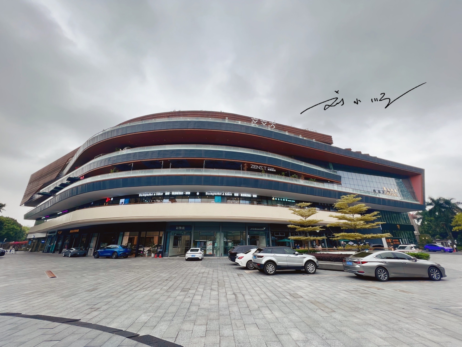 广州二沙岛上唯一的商场，作为首屈一指的富人区，似乎档次不算高