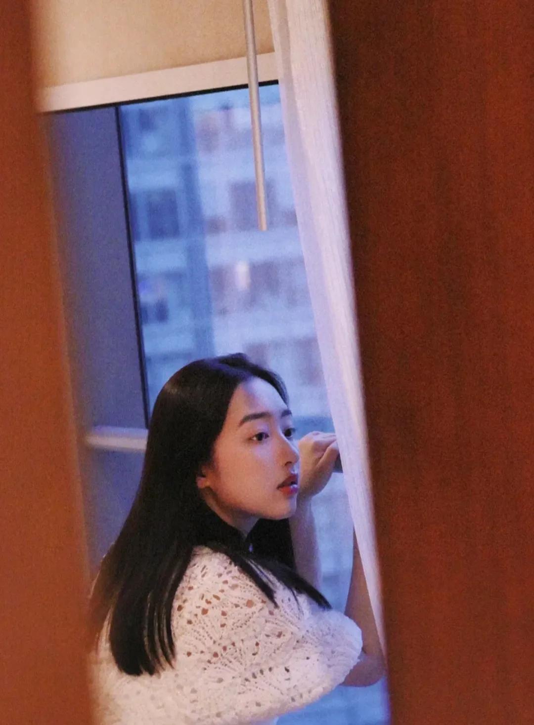 邓恩熙灵动的眼神配黑色直发，萌化人心，静谧少女气息扑面而来