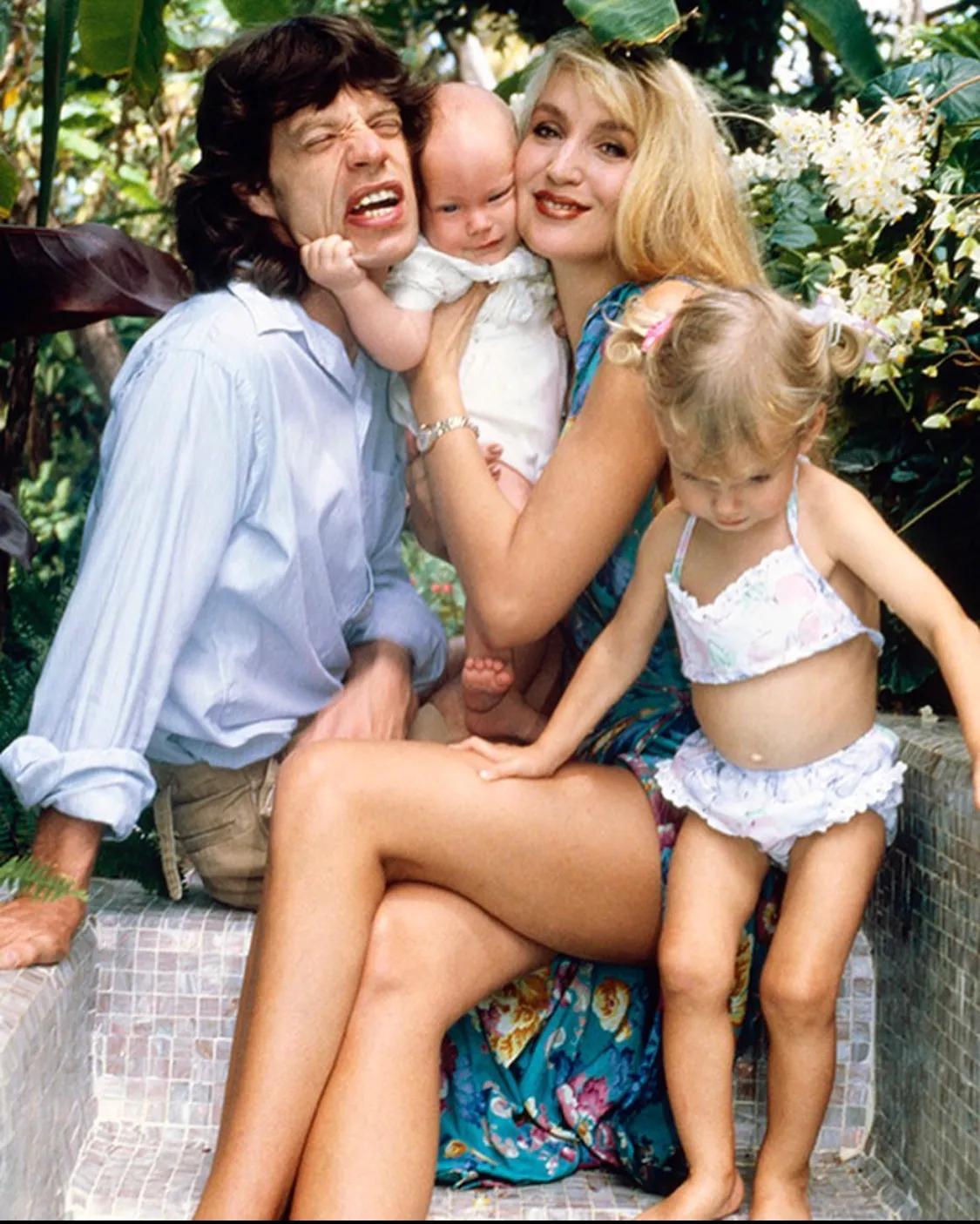 邓文迪91岁前夫默多克要离婚，妻子年轻时随身带婚纱求嫁摇滚巨星