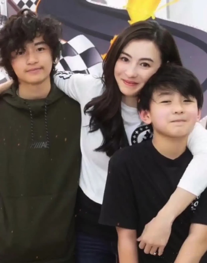 张柏芝罕携俩儿子合影！14岁谢振轩长发随爸，弟弟穿黑T温顺像妈