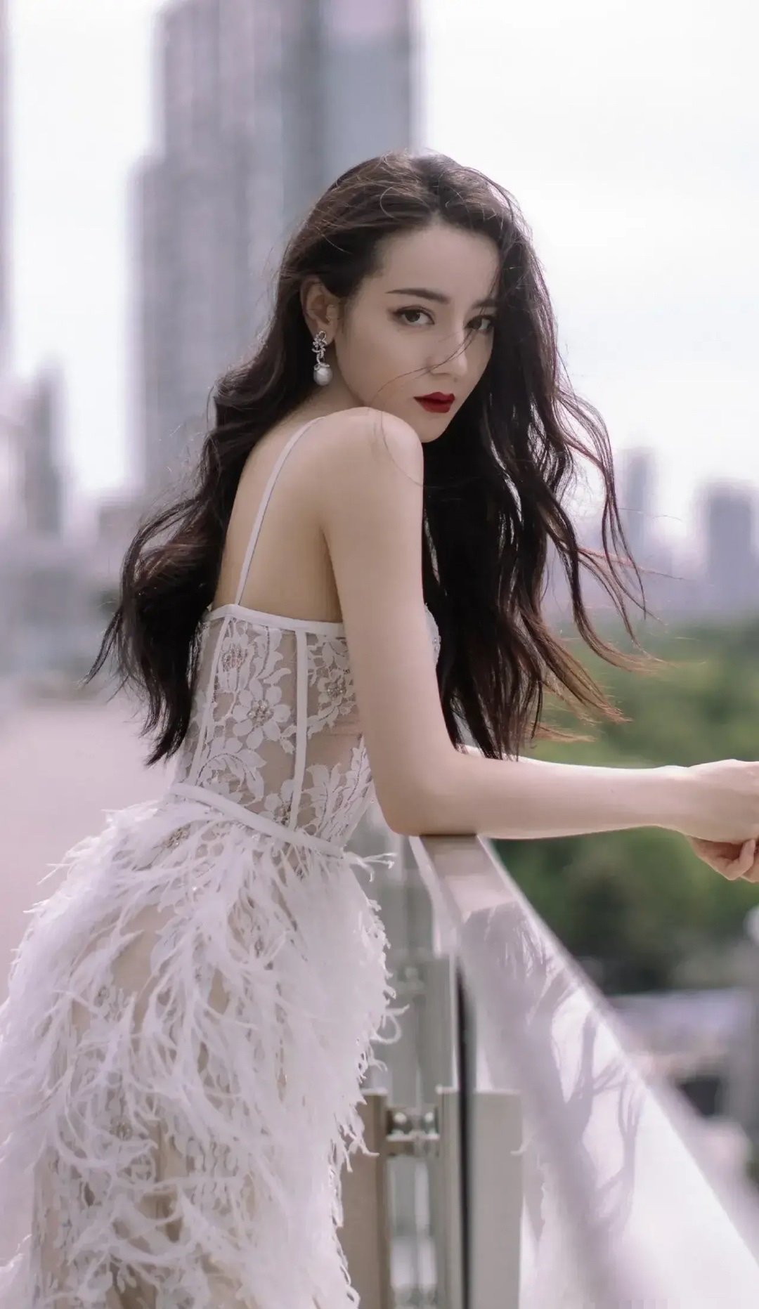 男人装迪丽热巴(明星写真:迪丽热巴羽毛蕾丝胸衣连衣裙,罕见透视装