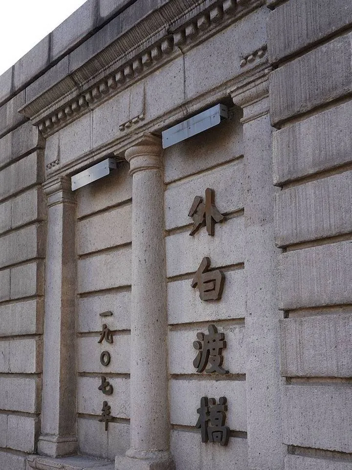 优雅中营造温暖与舒适，凡尔赛C5 X和魔都一样令人着迷