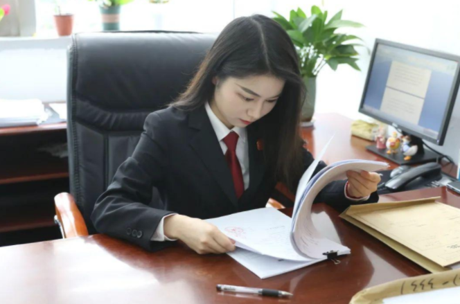 同样是法学毕业生，公务员和律师两者差距如天方夜谭，幸亏没选错