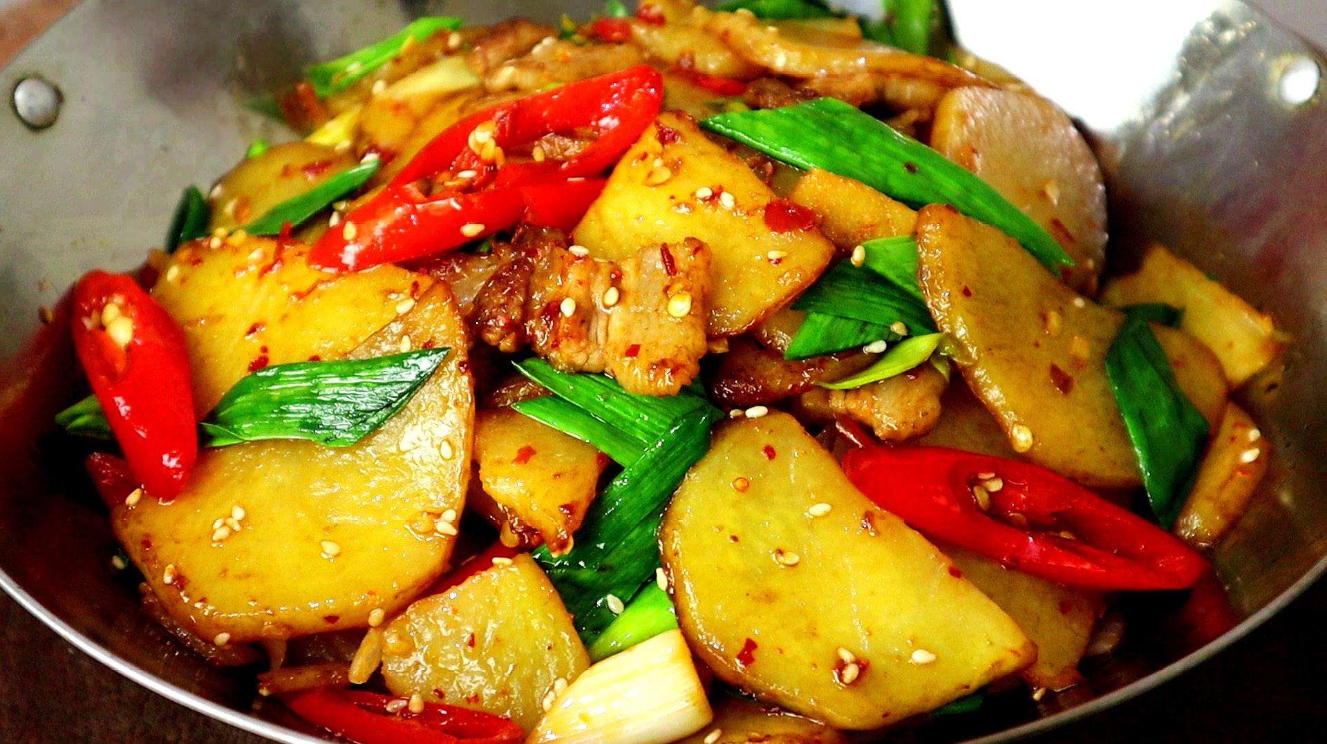五花肉炒什么配菜好吃(教你营养解馋的土豆片炒五花肉)