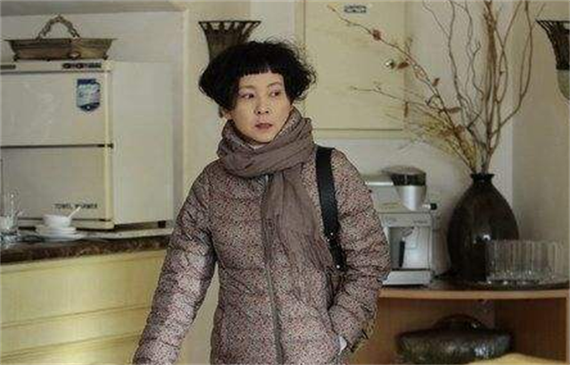 54岁《红楼梦》晴雯近况，替夫还债千万！泪崩自述丈夫死后租房住