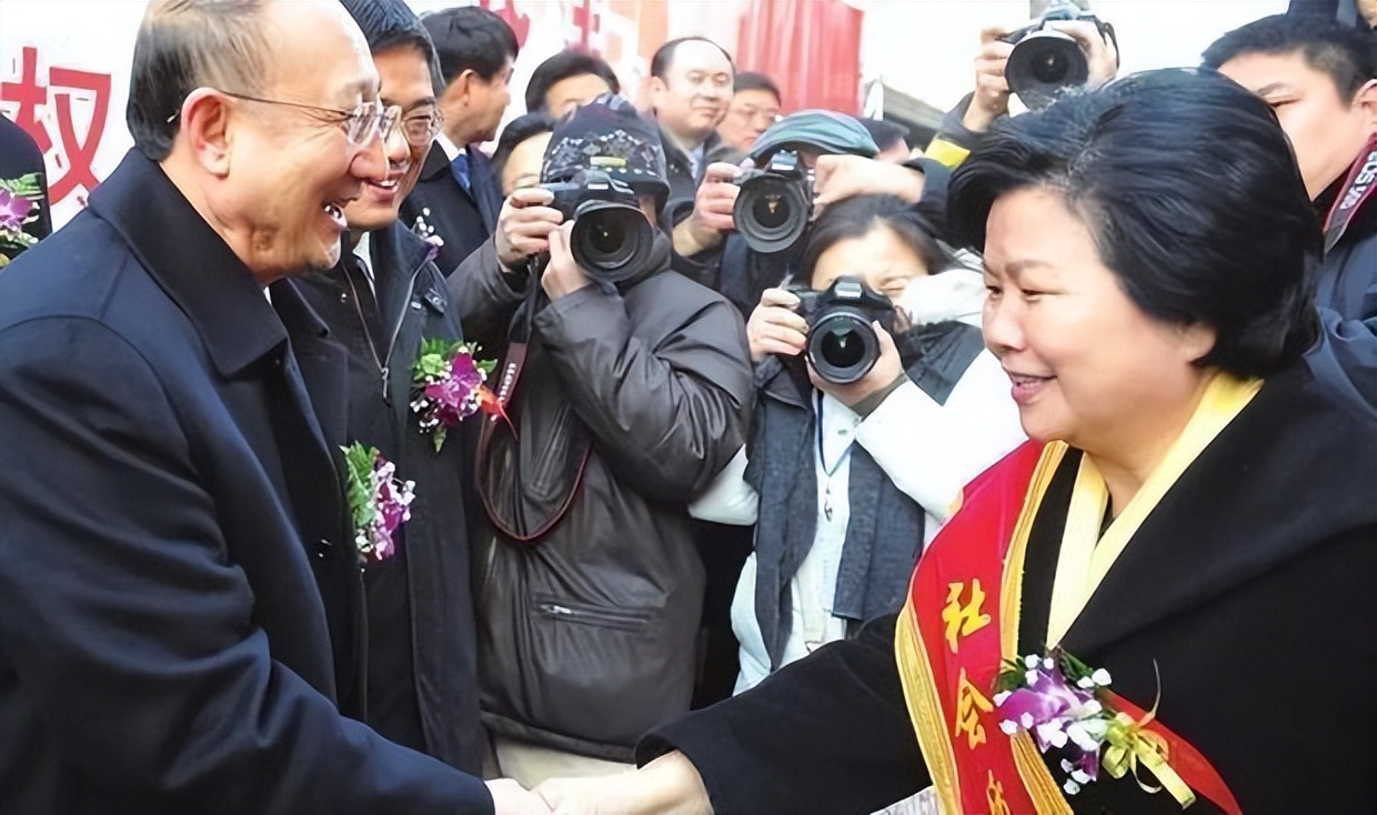 与丈夫相伴48年,在搭档罗京病逝后自请离职,邢质斌过得还好吗?