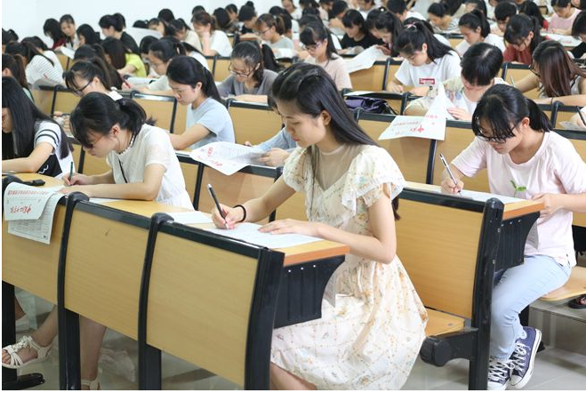 湖南一高校突然取消考试，提前放假，大学生开心得放烟花庆祝