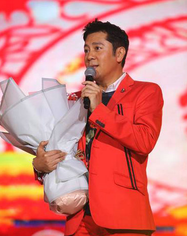 蔡国庆晒全家照!年轻帅气和儿子同框如兄弟,富豪妻子气质温婉