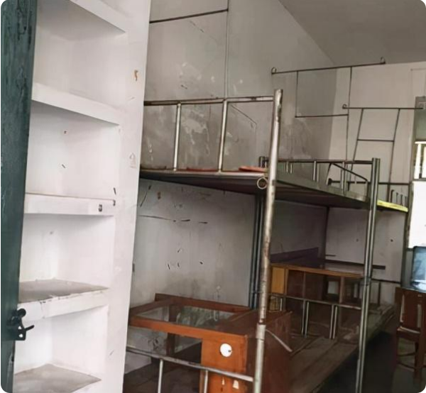 我国“寒酸”高校宿舍排名，房间内设施十分破旧，宿舍真的好老