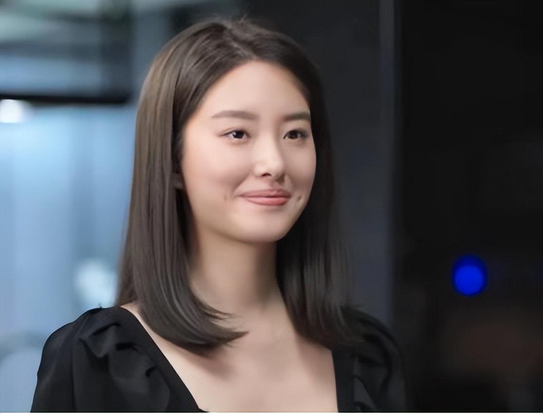 杨采钰还偷偷看之前的刘亦菲.被网友和刘亦菲发现后表示不理解.