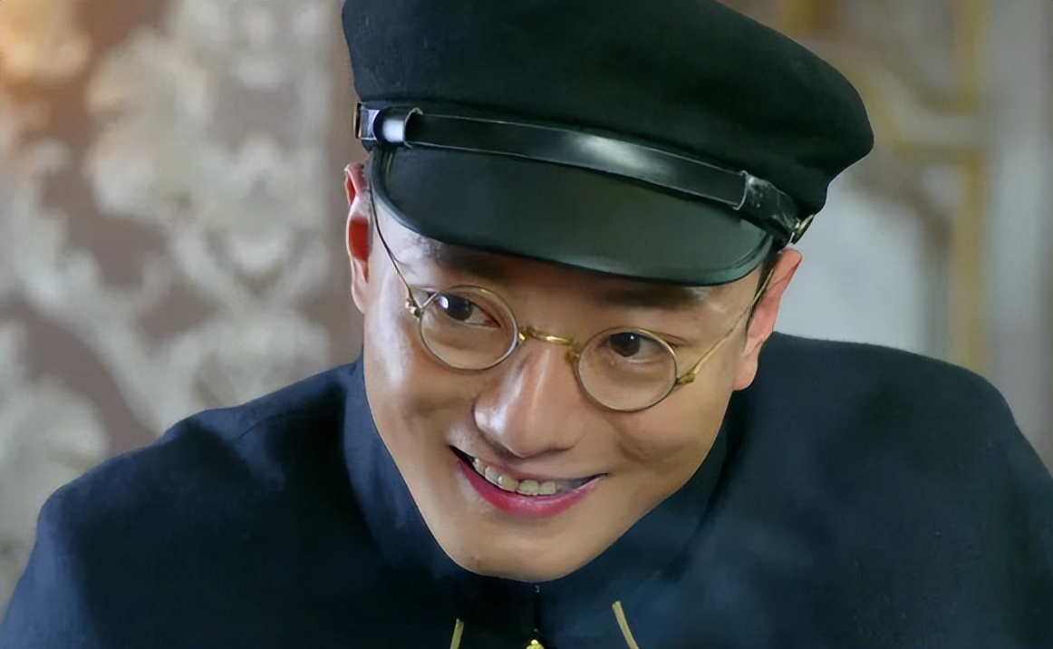 《胭脂》一剧中,苏小玎饰演了表面文质彬彬,实则腹黑高冷的仙道枫一角