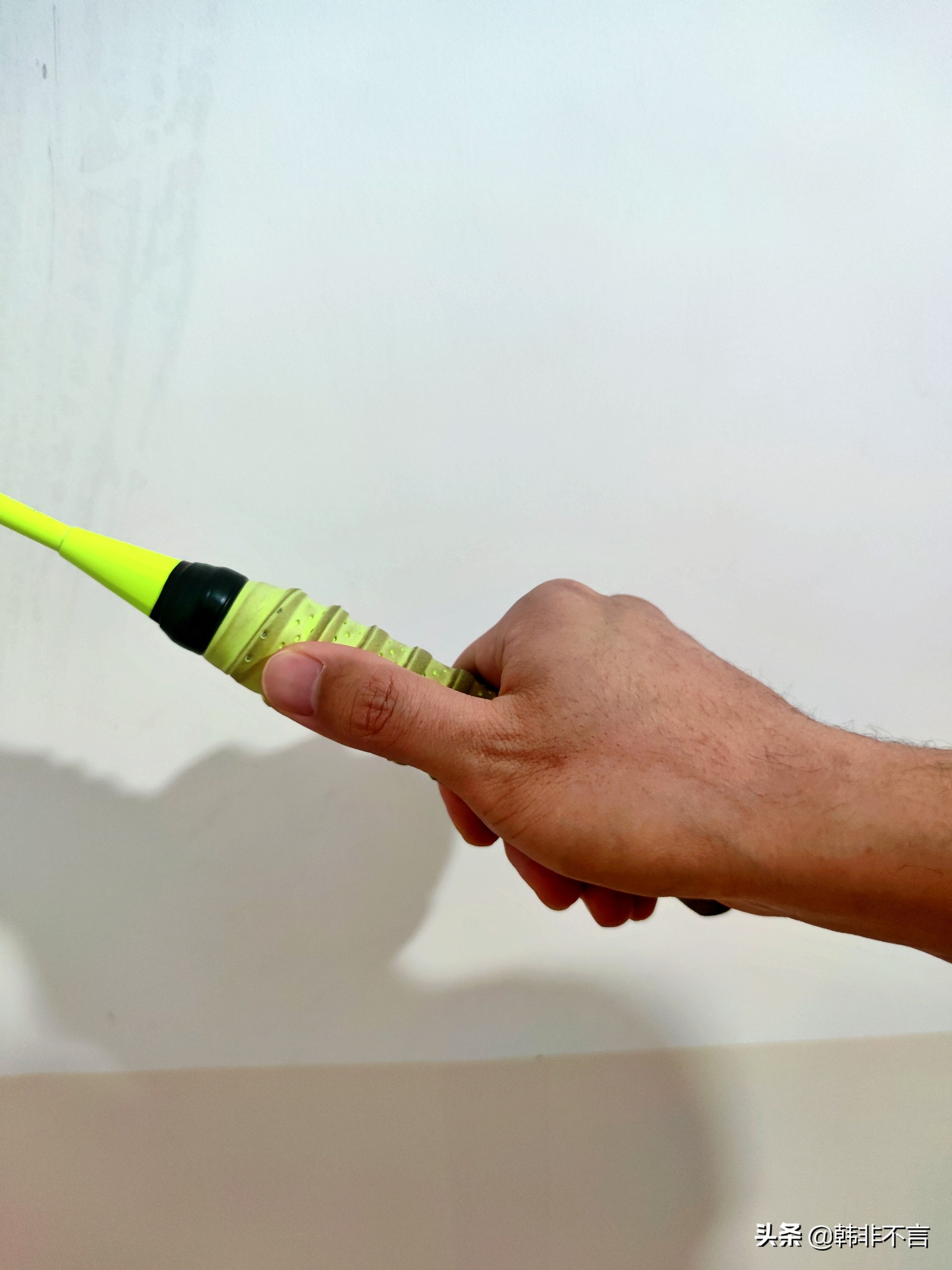 羽毛球拍握柄皮怎么包(打羽毛球,正确的握拍方法是这样的)