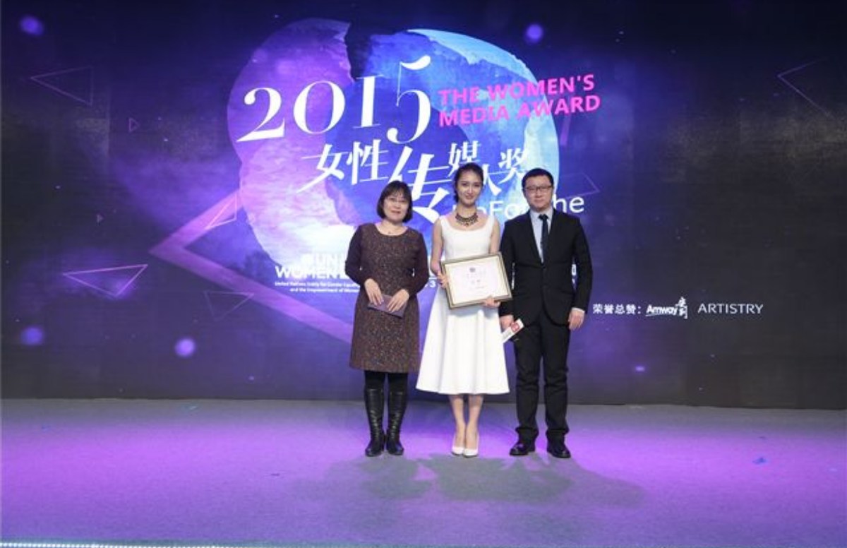 13岁“背母上学”的刘霆，10年后变性成女人，选美大赛上成功获奖