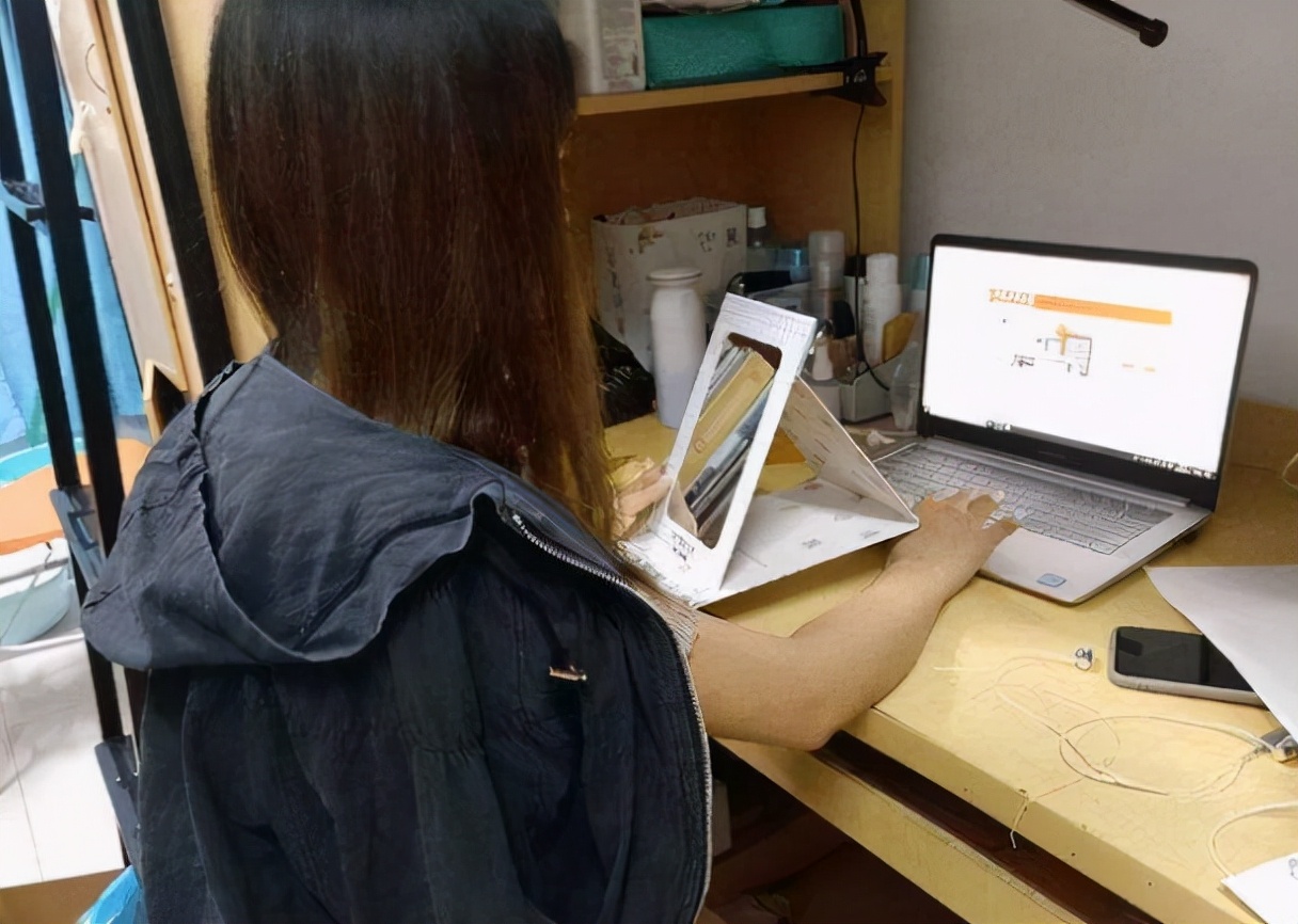 女大学生开学返校，行李箱塞满几十瓶牛奶，引发评论区网友共鸣