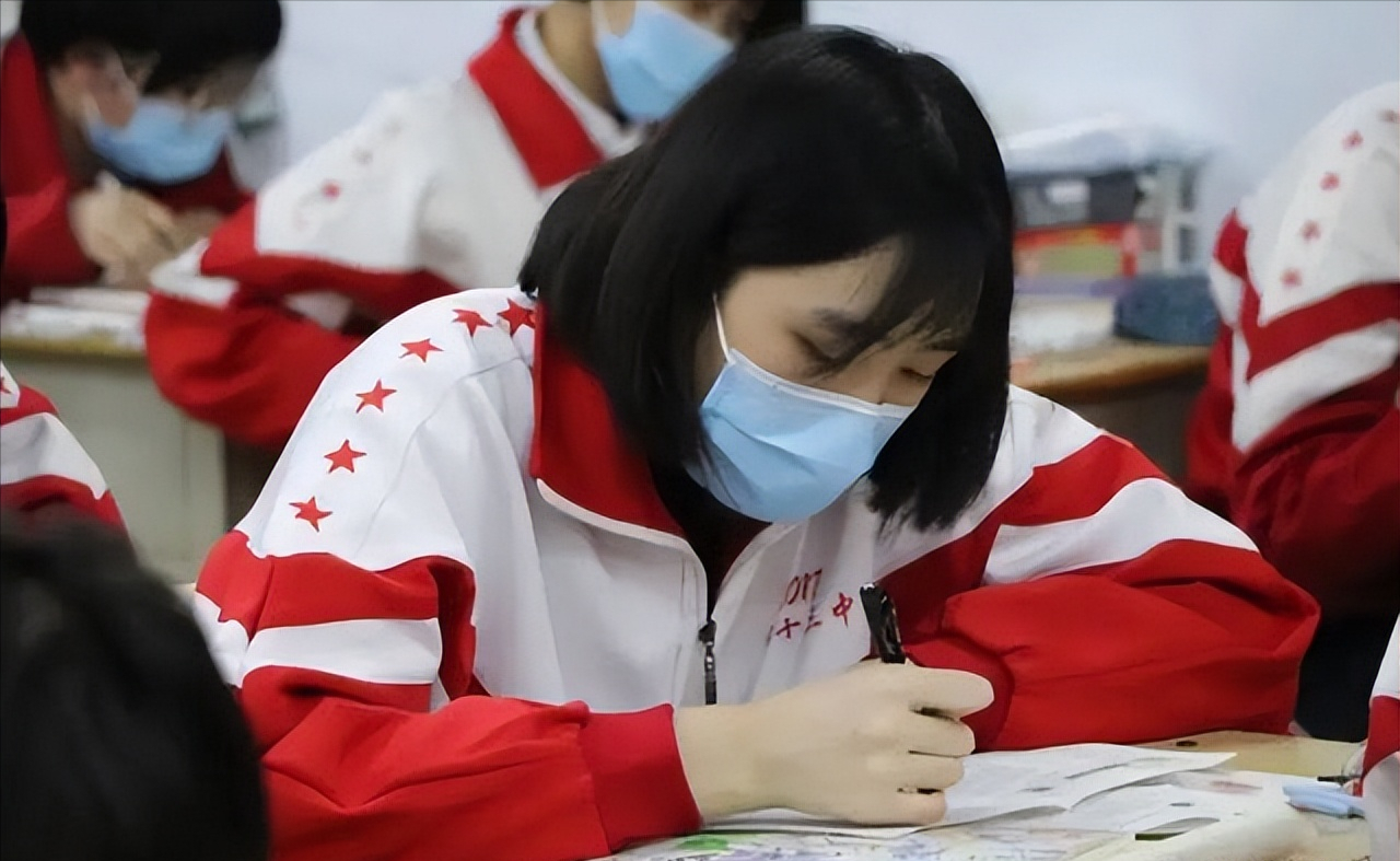 教育厅传来一个坏消息，2022高考迎来新规定，家长：没法上学了