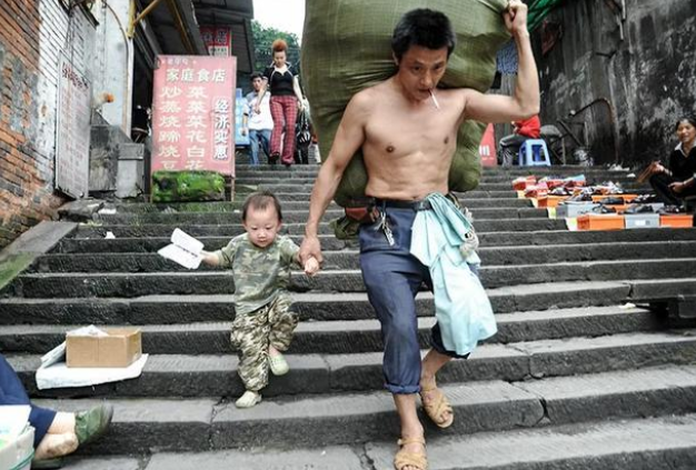 “充电器一拔，再见又一年”，夫妻撇娃偷偷离家，网友：太狠心