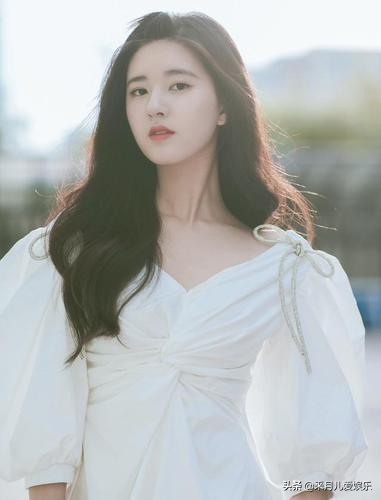 女星同样身穿小白裙，为何气质大不相同？她美得让人移不开眼睛